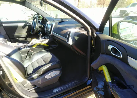 2013 Porsche Cayenne Gts z USA, uszkodzony, nr VIN WP1AD2A2XDLA75540